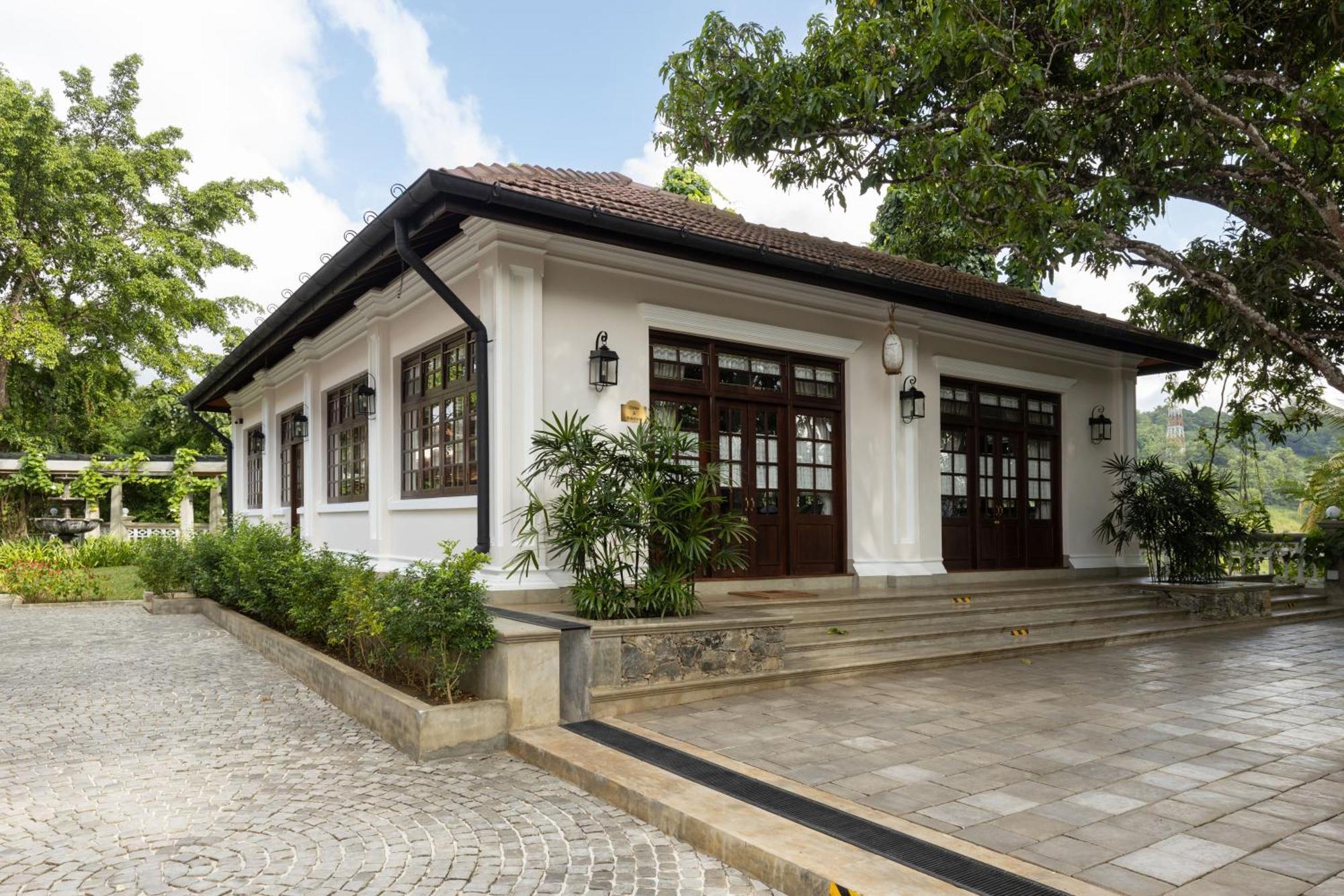 The Grand Walawwa Hotel Pinnawala  Buitenkant foto